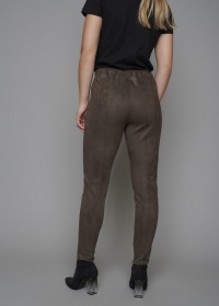 Farbe: black olive